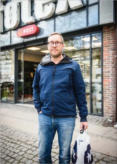  ??  ?? – Det kan jo ikke passe, at jeg som kunde skal stå og tjekke datoerne på varerne. Det burde butikken gøre for mig. Jeg mener, at jeg skal kunne gå ind i butikken og tage en hvilken som helst vare på hylden, og så skal den vaere frisk. Det er under al...