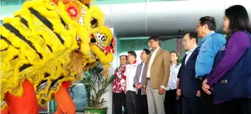  ??  ?? Dr Xavier (fourth left) is given a lion dance welcome at Miri airport.