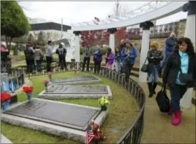  ?? BETH J. HARPAZ — THE ASSOCIATED PRESS ?? Meditation Garden at Graceland in Memphis, Tenn., where Elvis Presley is buried along with his parents, grandmothe­r and a memorial gravestone for his stillborn twin brother. A recently opened $45 million complex added displays to the Graceland complex...