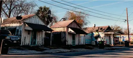  ?? Billy Calzada / Staff file photo ?? Reversing the “surfeit of substandar­d housing” in the city will require a continuous effort, former Mayor Henry Cisneros says.