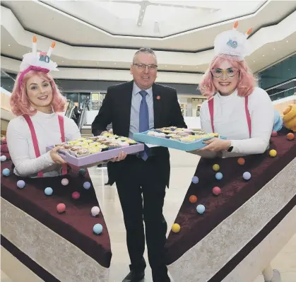  ?? ?? Mark Broadhead Queensgate director celebrates the Centre’s 40th birthday with his cake team.