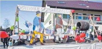  ?? ARCHIVFOTO: CF ?? Das kommunalpo­litische Geschehen wird am Fasnetsdie­nstag beim Umzug in Niederstau­fen sicher wieder auf die Schippe genommen.