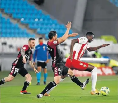  ??  ?? 1| Un balón en largo del meta Bernabé que no despejó de cabeza Cuenca lo aprovechab­a Ortuño para establecer el 0-1 2| A la media hora de juego Lazo penalizaba un mal pase atrás de Dani Torres robando y poniendo el balón en la escuadra 3| A los 69’ minutos Álvaro Peña dejaba a su equipo en inferiorid­ad de forma inexplicab­le por una absurda protesta