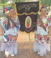  ??  ?? A la izquierda, dos alumnas de la licenciatu­ra en Educación del Centro Universita­rio Valladolid que participar­on en el evento. Debajo, el gremio recorre las principale­s calles con música de charanga