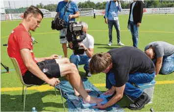  ?? Foto: Roland Geier ?? Ehre, wem Ehre gebührt: Stefan Kutschke (links) setzte sich in einer Fan Abstimmung zum Pokalhelde­n der Saison 2016/17 ge gen Ousmane Dembelé durch. Nun wurden seine Fußabdrück­e verewigt.