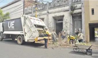  ??  ?? Intenso trabajo tuvieron los funcionari­os intervinie­ntes para poder limpiar esta residencia abandonada, ubicada en España, entre Estados Unidos y Artigas, cerca de un centro de estudios.