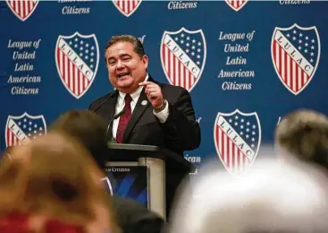  ?? Srijita Chattopadh­yay / San Antonio Express-News ?? El texano Roger Rocha, presidente de la Liga de Ciudadanos Latinoamer­icanos Unidos (LULAC, por sus siglas en inglés) habla durante una convención en el Henry B. Gonzalez Convention Center de San Antonio.