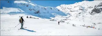  ??  ?? Les stations pyrénéenne­s prévoient d’ouvrir leurs pistes dès le 1er décembre.