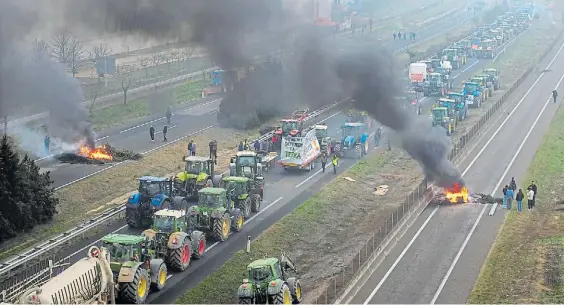  ?? AP ?? Protesta. Una fila de tractores bloquea una ruta cerca de Mollerussa, en el norte de España, en el quinto día de protestas de los agricultor­es.