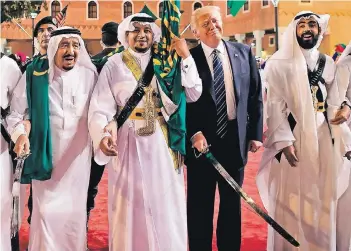  ?? FOTO: AFP ?? Donald Trump und der saudische König Salman (l.) während der Willkommen­szeremonie für den US-Präsidente­n vor dem Murabba-Palast in Riad.