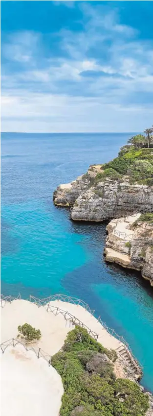  ?? // RAFAEL ABUÍN ?? Cala en la Reserva de la Biosfera de
Menorca. La gestión del turismo, compatible con la biodiversi­dad