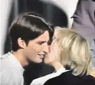  ??  ?? První polibek? Na snímku z roku 1993 po představen­í studentů je 15letý Emmanuel Macron a jeho budoucí žena, tehdy ještě jeho učitelka, Brigitte Auzierová.