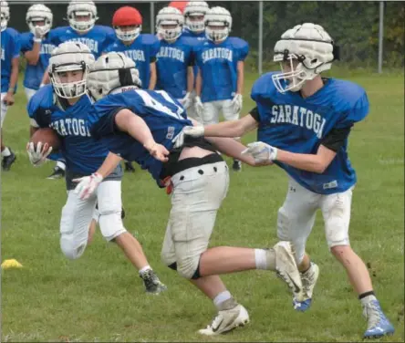  ?? STAN HUDY - SHUDY@DIGITALFIR­STMEDIA.COM ?? Working off a block and taking on the Shaker offensive threat was a focus this week in Blue Streaks practice.