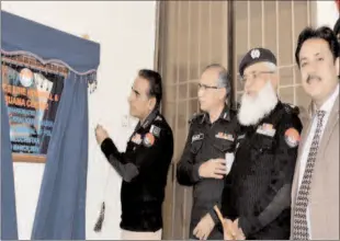  ?? -APP ?? QUETTA
IG Police Abdul Khaliq Sheikh inaugurati­ng new Trauma Centre building at Police Line.