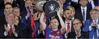  ?? — REUTERS/Juan Medina ?? VICTORIOUS: Barcelona’s Andres Iniesta celebrates by lifting the trophy after the match as the King of Spain Felipe VI applauds