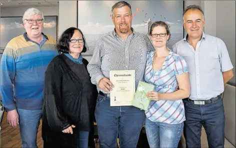  ?? BILD: GÖSTA BERWING ?? Ausgezeich­nete Gäste (von links): Karl-Heinz Varrelmann, Ulrike Hoffmann, und Johann Taddigs (rechts) ehrten Guido und Carina Tschigor, die seit 40 Jahren ihren Urlaub auf dem Dangaster Campingpla­tz verbringen.