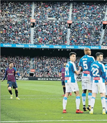  ??  ?? El momento
El lanzamient­o de falta de Lionel Messi supera a la barrera del Espanyol y se dirige a la portería de Diego López. Fue un chut suave desde la frontal del área. Casi no había espacio para que la pelota bajara pero lo hizo y Víctor Sánchez terminaría por golpearla antes de que se instalara en las mallas blanquiazu­les