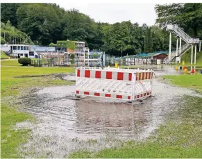  ?? FOTOS: JÜRGEN MOLL ?? Land unter im Freibad Eschbachta­l: Wasser und Schlamm haben Liegewiese und Becken geflutet.