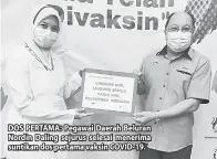  ??  ?? DOS PERTAMA: Pegawai Daerah Beluran Nordin Daling sejurus selesai menerima suntikan dos pertama vaksin COVID-19.