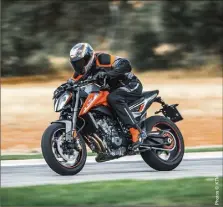  ??  ?? Bien équipée, sympa à conduire et correcteme­nt placée en termes de prix, la KTM  Duke s’assure un bel avenir.