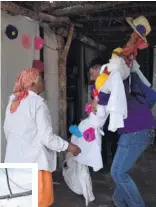  ??  ?? RECORRIDO. Esta vecina recibe
a la Santa Cruz en su hogar, donde le prepara un altar para colocarla durante su breve estancia en su recorrido por la comunidad.