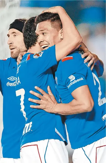  ??  ?? Jugadores de Cruz Azul celebran uno de los goles ante Morelia