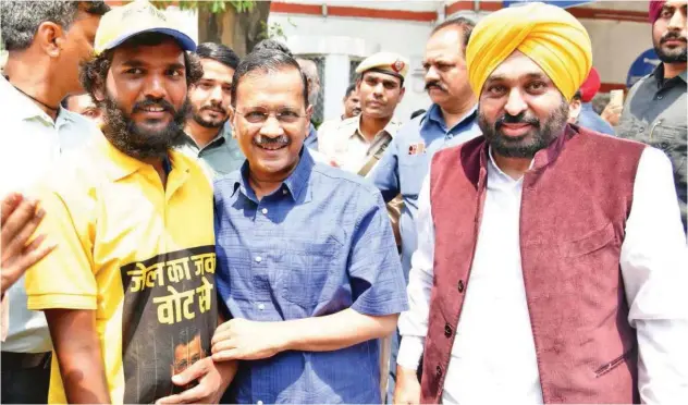  ?? X ?? ↑
Arvind Kejriwal greets Manoj, an AAP supporter from Bengaluru, during an election rally in New Delhi, on Sunday.