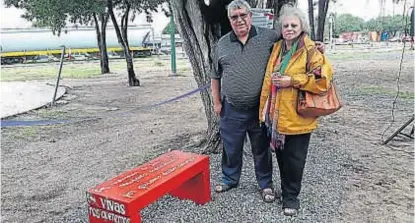  ?? (LA VOZ) ?? Jesús María. El banco rojo y sus leyendas, y los padres de Wanda Taddei que promueven la actividad.