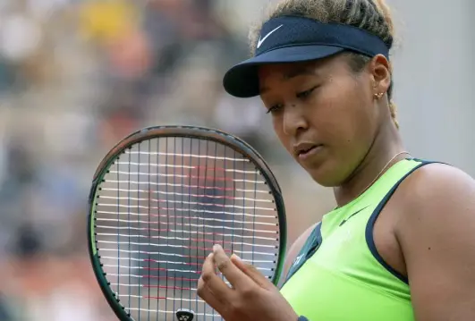  ?? James Hill, © The New York Times Co. ?? Naomi Osaka lost her match against Amanda Anisimova at the French Open in Paris on Monday, but her impact is felt throughout the tournament with a focus on mental health.