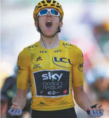  ?? CHRISTOPHE ENA ASSOCIATED PRESS ?? Gagnant de la 12e étape du Tour de France, Geraint Thomas a savouré sa victoire en endossant le maillot jaune.