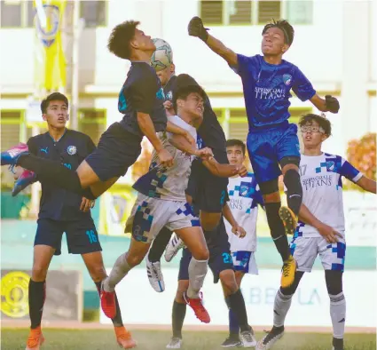  ?? SUNSTAR FOTO / AMPER CAMPAñA ?? THE WALL. Paref-Springdale keeper Ernest Elizondo punches out a cross during the secondary football finals against Don Bosco Technologi­cal Center.