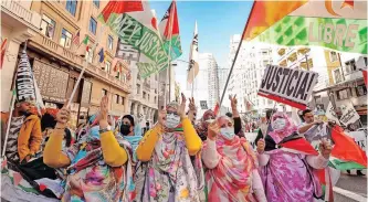  ?? ?? MEMBERS and sympathise­rs of the Saharawi people rally to demand the ‘liberation of Western Sahara’ in downtown Madrid, Spain, in November last year, coinciding with the 46th anniversar­y of the Tripartite Agreements of Madrid (1975), by which the Sahara ceased to be a Spanish province.