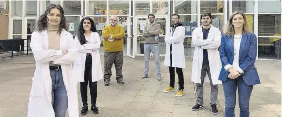  ??  ?? Equipo
Investigad­ores del grupo Configurac­ión de Sistemas Moleculare­s y Celulares, a las puertas de la Facultad de Ciencias, en Badajoz. 33 8