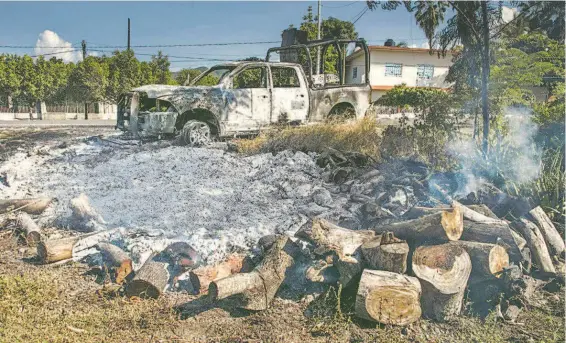  ??  ?? Vehículos y terrenos quemados son el resultado de los enfrentami­entos entre el CJNG y sus rivales en Aguililla