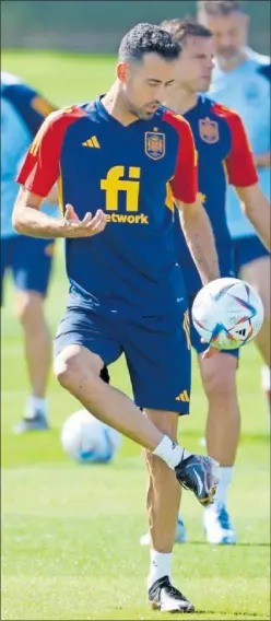  ?? ?? Busquets golpea el balón en un entrenamie­nto con España.