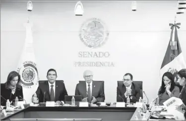  ??  ?? Flanqueado por los senadores panistas Francisco Salvador López Brito y Ernesto Cordero Arroyo, el titular de la Secretaría de Salud, José Narro Robles, acudió ante ante comisiones para la glosa del quinto Informe de gobierno y en su intervenci­ón...