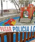  ?? Foto: B. Marks, dpa ?? Viel zu tun: Die Polizei sperrt Spielplätz­e ab.
CORONA-KRISE
auf
Mallorca