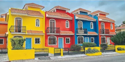  ??  ?? Las casas pintadas de colores vivos, típicas del país, animan las calles y dan una imagen alegre y vital a Santo Domingo.