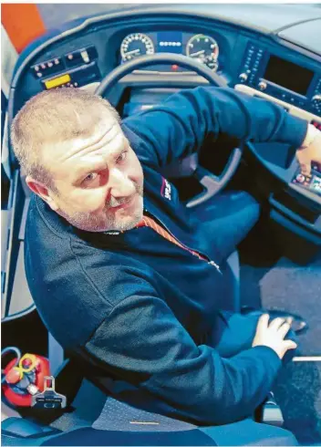  ?? FOTO: ANDREAS SCHLICHTER ?? Oliver Keinath im Cockpit eines Busses.