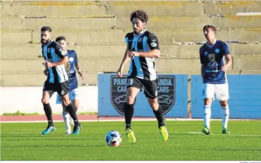  ?? ANDRÉS CARRASCO ?? Paco Candela avanza con el balón durante el partido del pasado sábado.