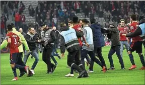  ??  ?? Les joueurs du Losc ont été pris à partie à la fin du match contre Montpellie­r.