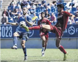  ?? REAL ZARAGOZA ?? Lance entre dos jugadores en el partido del Deportivo Aragón ante el Badalona.