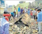  ?? HT PHOTO ?? ■ People gathered at the blast site in Mirhachi in Etah.