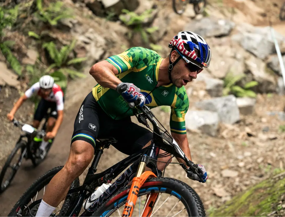  ?? foto BARTEK WOLINSKI / RED BULL CONTENT POOL ?? HENRIQUE AVANCINI NO MUNDIAL DE XCO, EM GLENTRESS, ESCÓCIA, 12/08/23