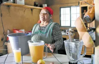  ??  ?? Doña Mary a sus 70 años hace mermelada y licor de manzana.