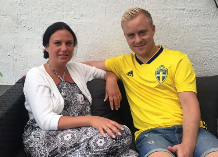  ?? Bild: PRIVAT ?? ANPASSNING­SBARA. Therese Persson och Jonatan Jacobsson gifter sig i dag, på sin nionde förlovning­sdag. Kvartsfina­len i fotbolls-vm höll på att ställa till det, men nu har man hittat en lösning.