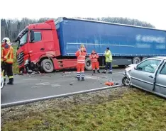  ??  ?? Zwischen Konzenberg und Haldenwang war ein Auto in den Gegenverke­hr geraten.