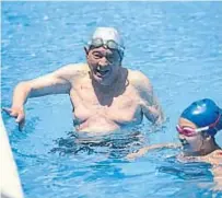  ??  ?? Con 96. Miguel Ángel Gómez, un siglo en el agua.