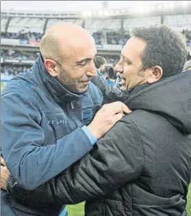  ?? FOTO: UNCITI ?? Eusebio y Abelardo, excompañer­os en el Barça, se funden en un abrazo