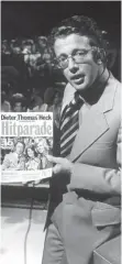  ?? FOTO: FOTOREPORT ?? Dieter Thomas Heck mit Hitparaden-Zeitschrif­t: Er erfand das einzigarti­ge Format.